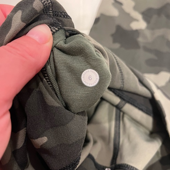Lululemon align pant crop camo size 6, like new worn twice - Picture 3 of 3